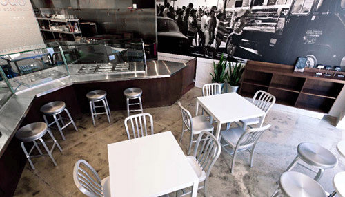 Komodo借助成功经营的美式快餐车建立起来在洛杉矶的第一家店 